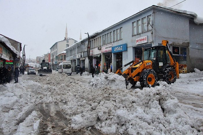 Karlıova'da kar, kamyonlarla ilçe dışına taşınıyor -3