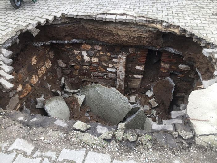 Manisa'da, ilkokulun bahçesinde 2 metre derinliğinde çökme  -2