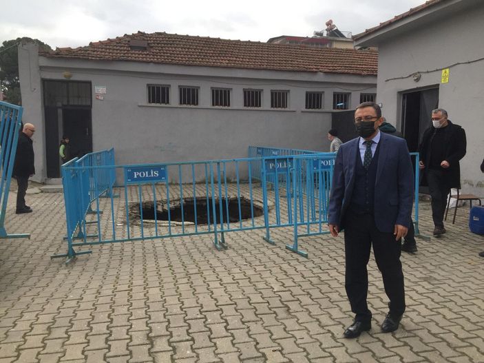 Manisa'da, ilkokulun bahçesinde 2 metre derinliğinde çökme  -1