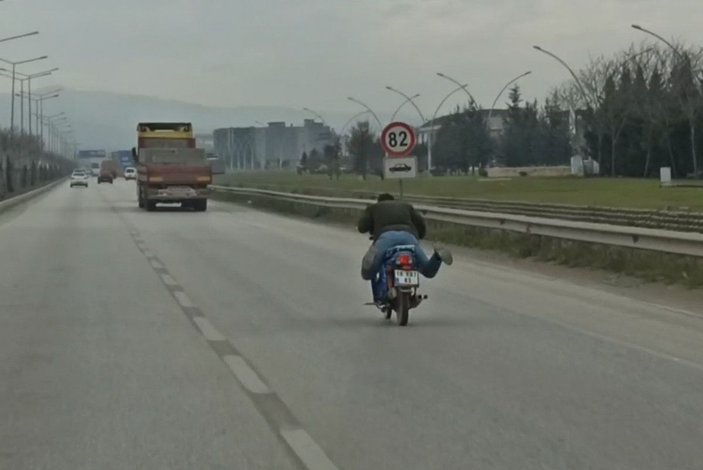 Motosikletlinin tehlikeli yolculuğu kamerada -2