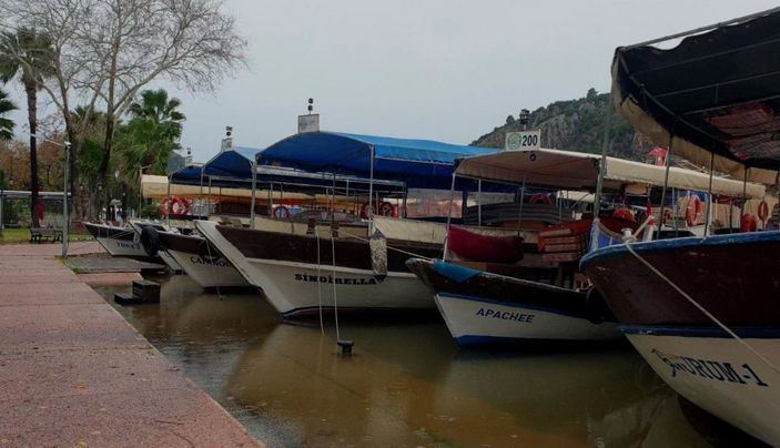 Ortaca'da aşırı yağışta su kanalı 1,5 metre yükseldi, restoranları su bastı -4
