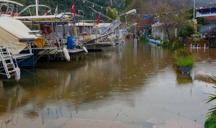 Ortaca'da aşırı yağışta su kanalı 1,5 metre yükseldi, restoranları su bastı -2