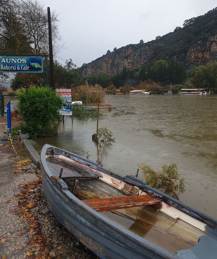 Ortaca'da aşırı yağışta su kanalı 1,5 metre yükseldi, restoranları su bastı -1