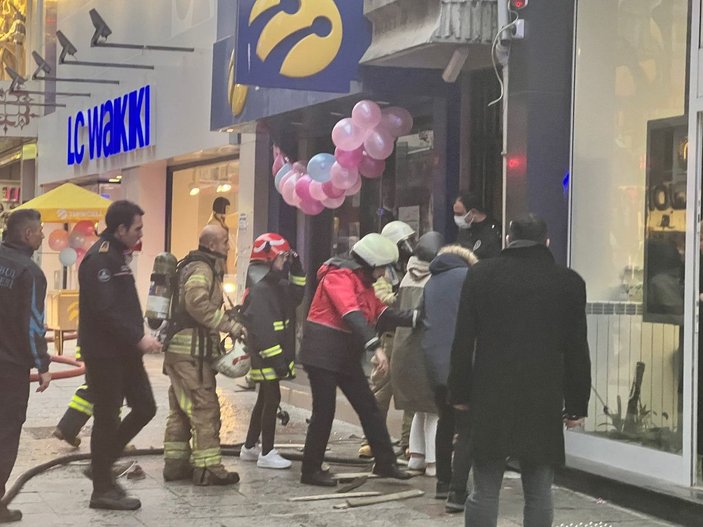 Pendik'te gelinlik atölyesinde yangın: Mahsur kalanları itfaiye kurtardı -3