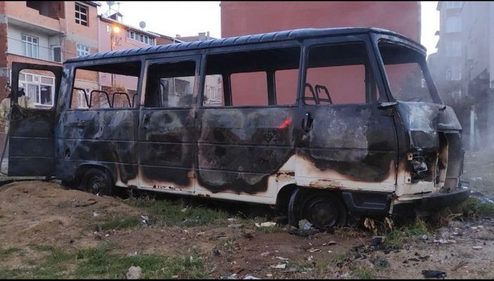d Avcılar'da minibüsü yakıp kaçtılar -6