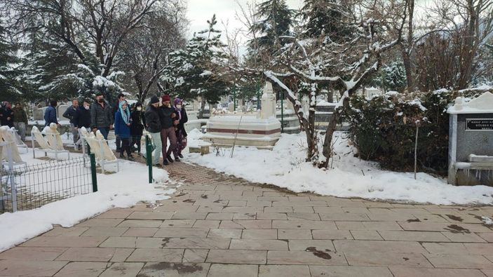 d Dayısının döverek öldürdüğü öne sürülen minik Ayşenur toprağa verildi -4