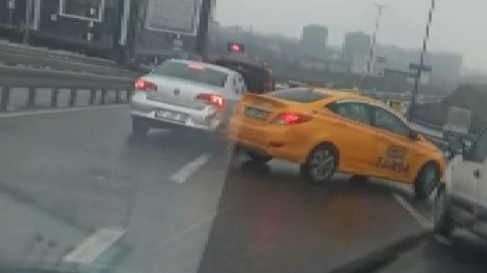 Küçükçekmece D 100'de tartıştığı sürücünün önünü kesti kazaya neden olup kaçtı -3