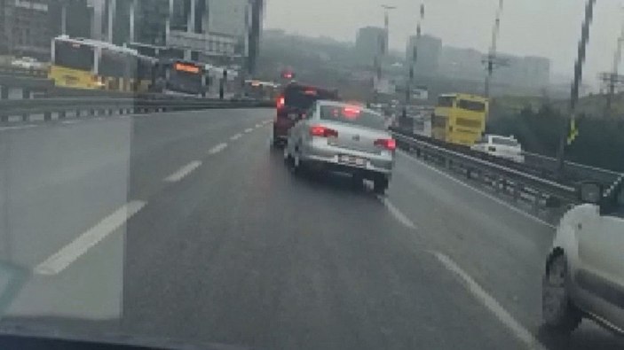 Küçükçekmece D 100'de tartıştığı sürücünün önünü kesti kazaya neden olup kaçtı -1