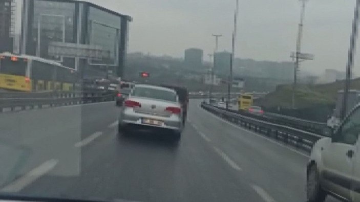 Küçükçekmece D 100'de tartıştığı sürücünün önünü kesti kazaya neden olup kaçtı -2