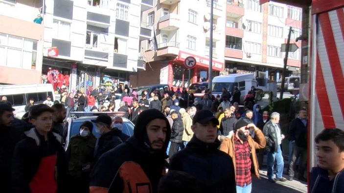 Bağcılar'da çatıdaki yangında patlama oldu: O anlar kamerada  -4