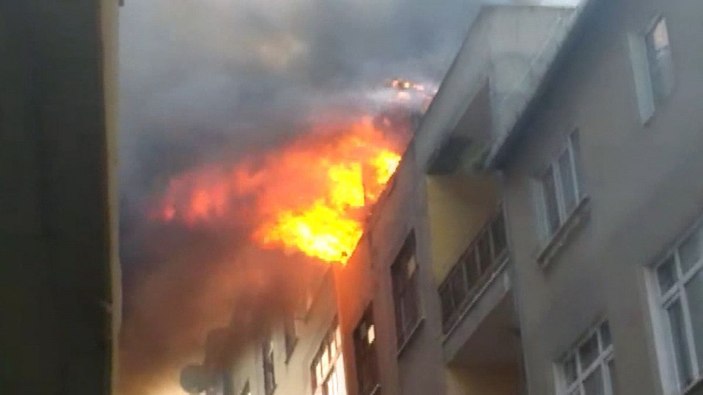 Bağcılar'da çatıdaki yangında patlama oldu: O anlar kamerada  -3