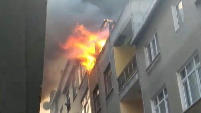 Bağcılar'da çatıdaki yangında patlama oldu: O anlar kamerada  -2