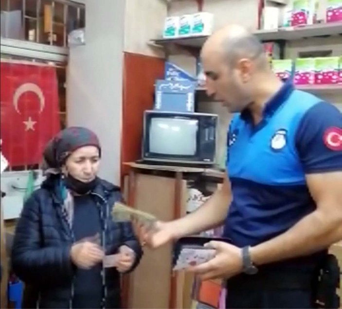 Zabıta, pazarda içinde 600 dolar olan cüzdan buldu -1