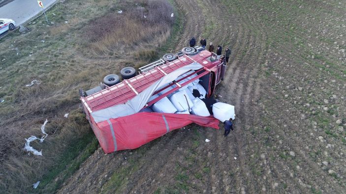 Arnavutköy’de devrilen TIR’ın sürücüsü öldü -6