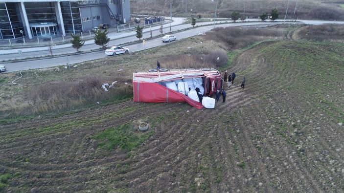 d Arnavutköy’de devrilen TIR’ın sürücüsü öldü -7