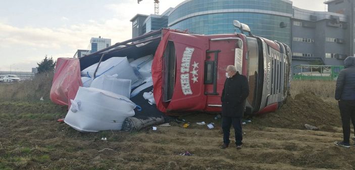Arnavutköy’de devrilen TIR’ın sürücüsü öldü -2