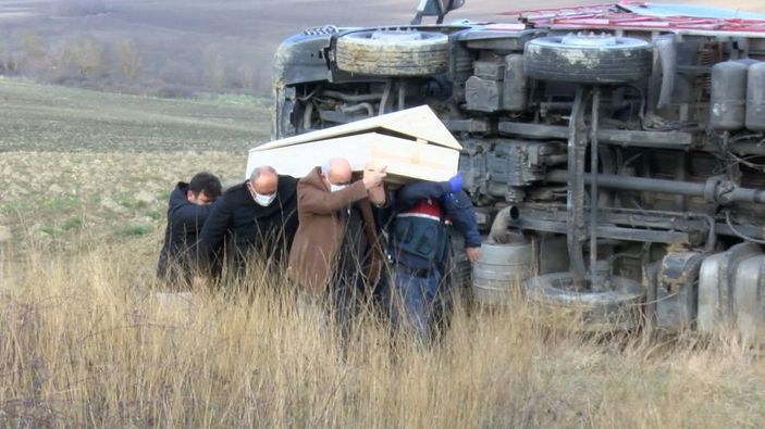 Arnavutköy’de devrilen TIR’ın sürücüsü öldü -3