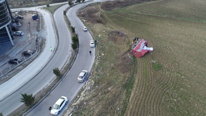 Arnavutköy’de devrilen TIR’ın sürücüsü öldü -4