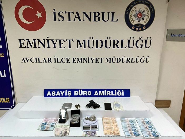 Avcılar’da polisin baskınını fark eden şüpheli uyuşturucuyu klozete döküp sifonu çekti -1
