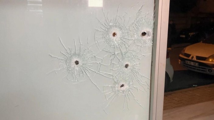 Küçükçekmece'de kahvehaneye silahlı saldırı: 2 yaralı  -8