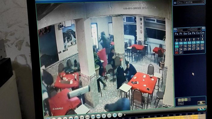 Küçükçekmece'de kahvehaneye silahlı saldırı: 2 yaralı  -1