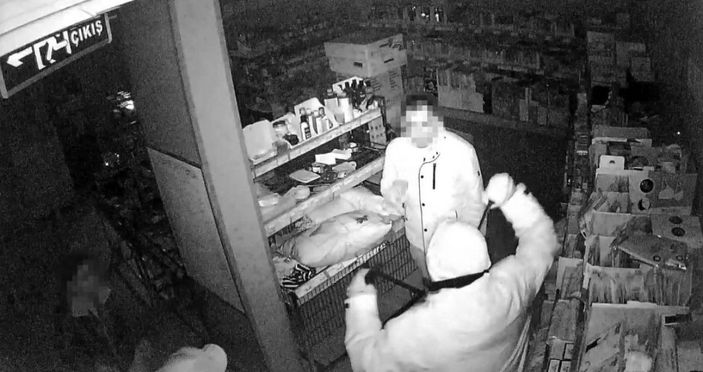 Satır bıçak ve oyuncak tabanca ile markete girip dehşeti yaşattılar -3