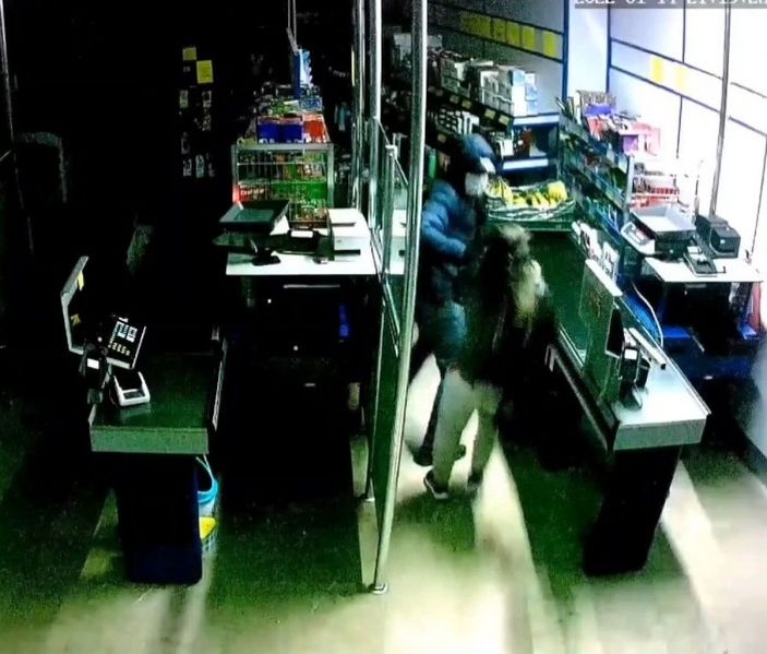 Satır bıçak ve oyuncak tabanca ile markete girip dehşeti yaşattılar -1