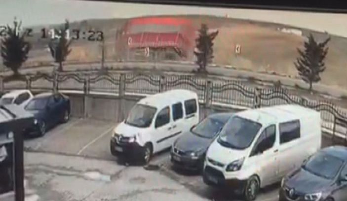 Arnavutköy'de yoldan çıkıp yan yatan kamyon kamerada  -2
