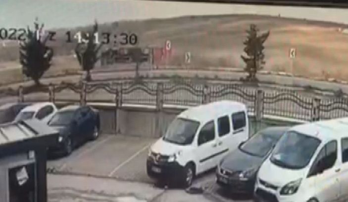 Arnavutköy'de yoldan çıkıp yan yatan kamyon kamerada  -3