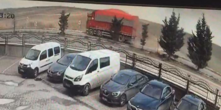 Arnavutköy'de yoldan çıkıp yan yatan kamyon kamerada  -1