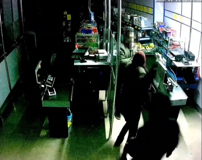 Satır bıçak ve oyuncak tabanca ile markete girip dehşeti yaşattılar -2