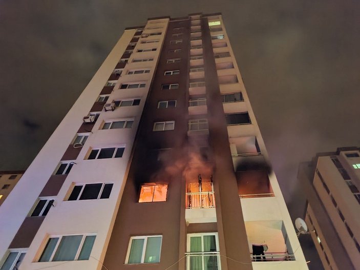 Komşusunun evi yanan kadın, sığındığı balkondan düşerek yaralandı -3
