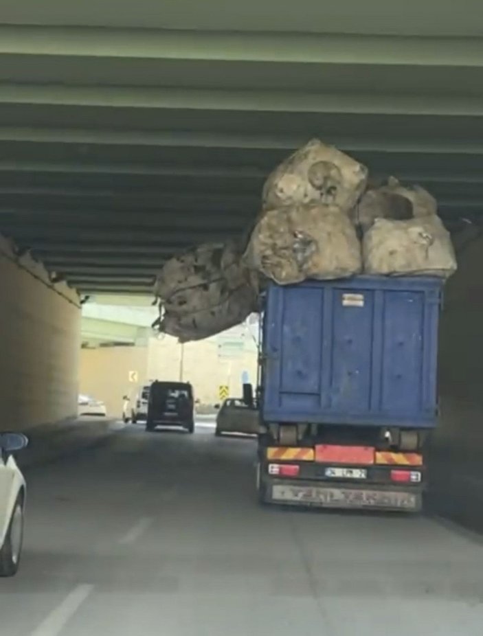Sancaktepe'de kamyonetin trafikteki tehlikeli yolculuğu kamerada -1