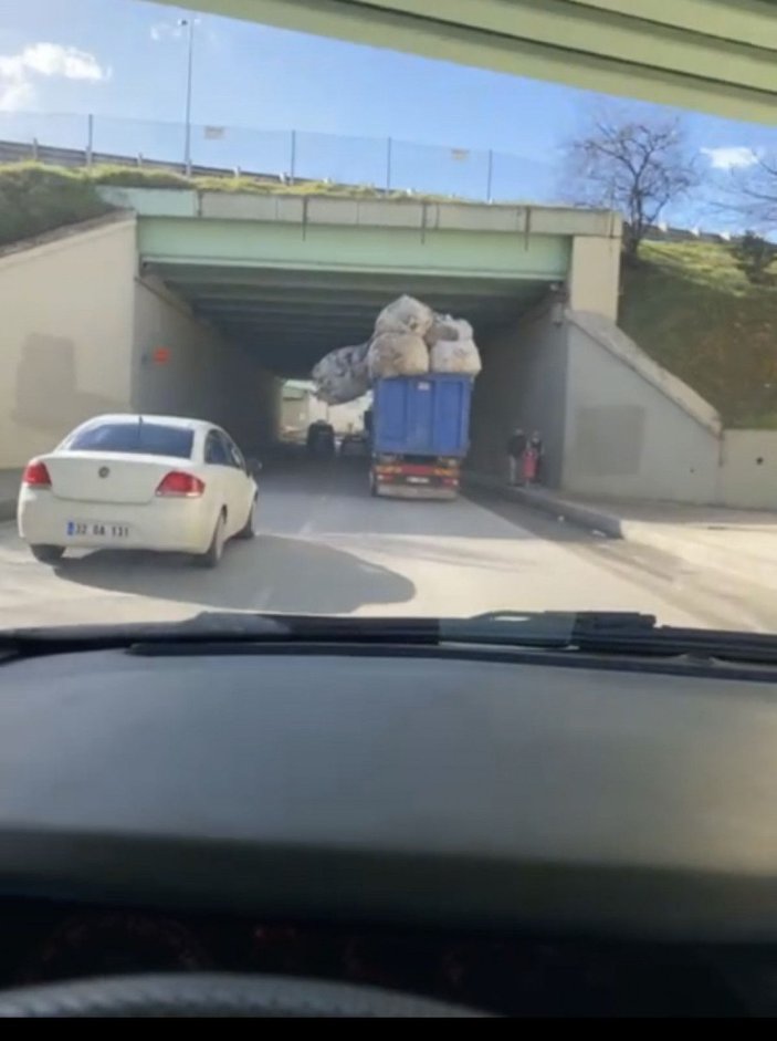 Sancaktepe'de kamyonetin trafikteki tehlikeli yolculuğu kamerada -3