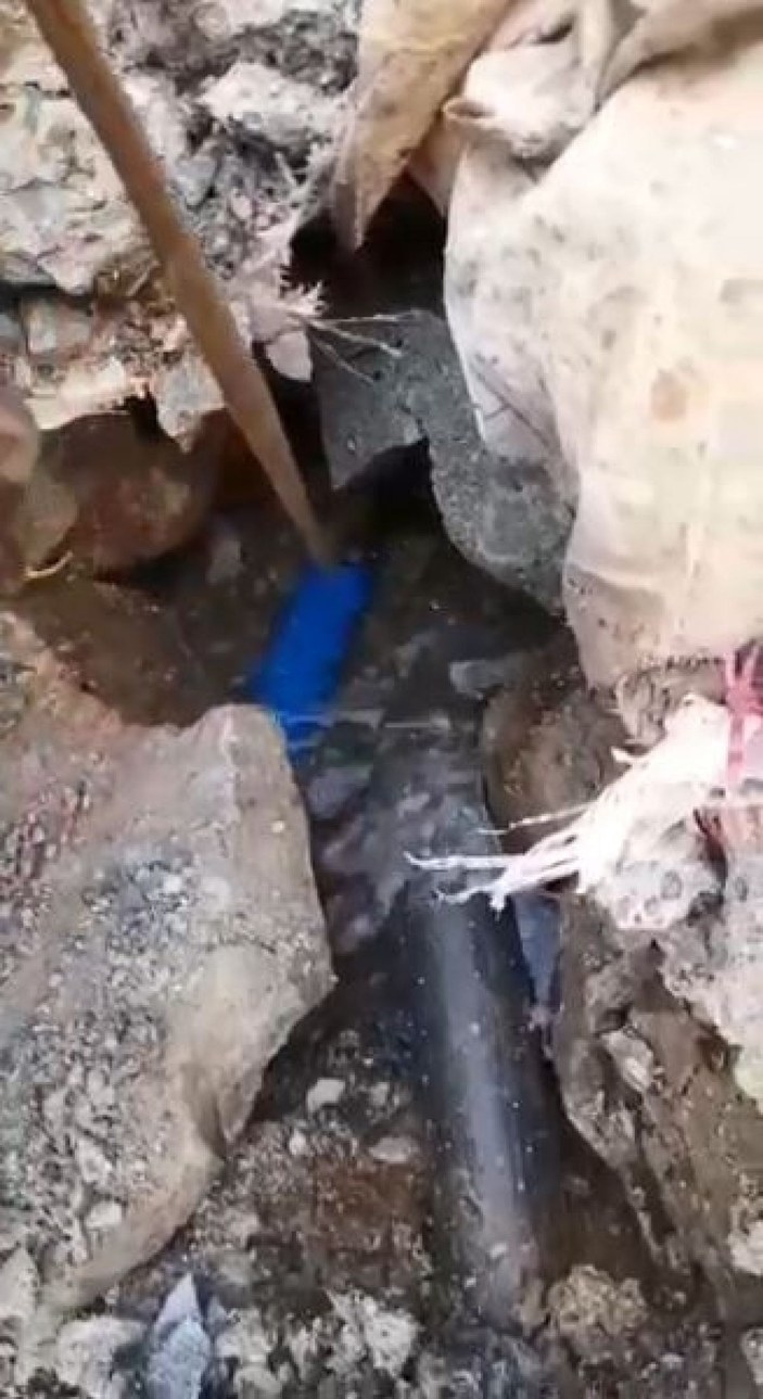 Köyün içme suyu şebeke hattından yılan derisi çıktı -2