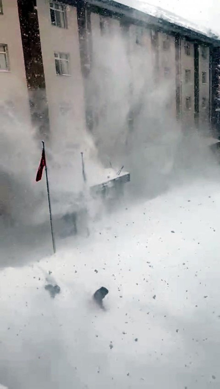 Çatıdan düşen kar kütlesinin altında kalmaktan son anda kurtuldular -2