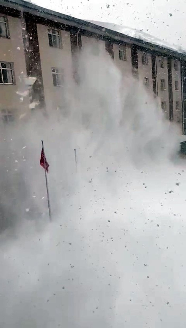 Çatıdan düşen kar kütlesinin altında kalmaktan son anda kurtuldular -1