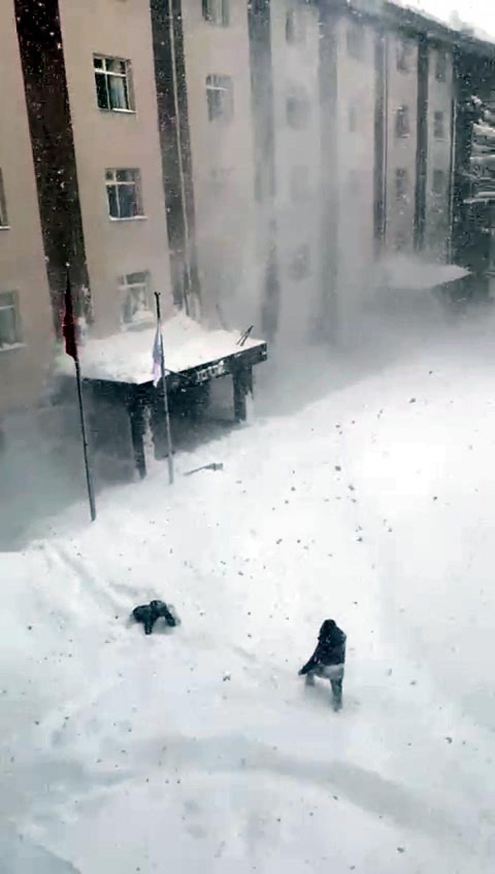 Çatıdan düşen kar kütlesinin altında kalmaktan son anda kurtuldular -3