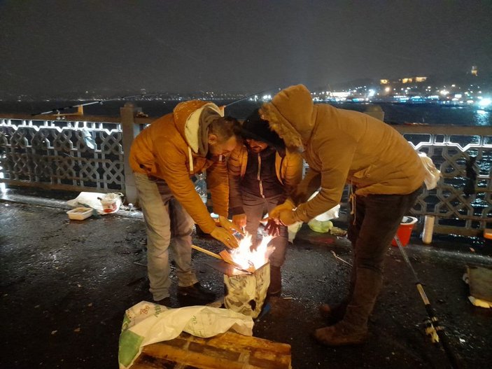 İstanbul'da kar yağışına rağmen Galata Köprüsünde balık tuttular -4