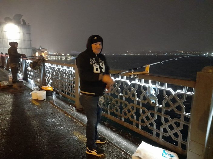 İstanbul'da kar yağışına rağmen Galata Köprüsünde balık tuttular -1