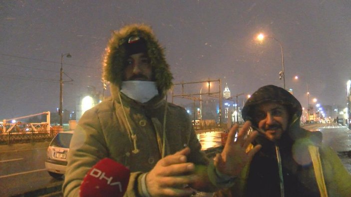İstanbul'da kar yağışına rağmen Galata Köprüsünde balık tuttular -8