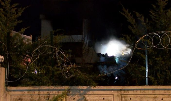 Oto lastikçide patlama sonrası yangın; 1 kişi yaralandı, 3 iş yeri hasar gördü -6