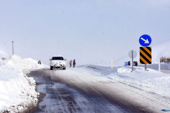 d Bitlis merkezinde kar kalınlığı 1 metreyi aştı; 332 köy yolu kapalı -9