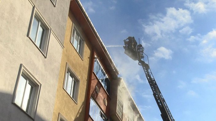 Esenyurt'ta evinin yanışını izleyen kadın fenalaşıp bayıldı  -2