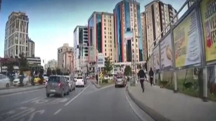 Esenyurt'ta köpeklerin kovaladığı kişi, otomobil altında kalmaktan son anda kurtuldu -3