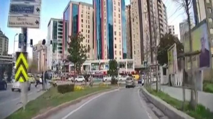 Esenyurt'ta köpeklerin kovaladığı kişi, otomobil altında kalmaktan son anda kurtuldu -1