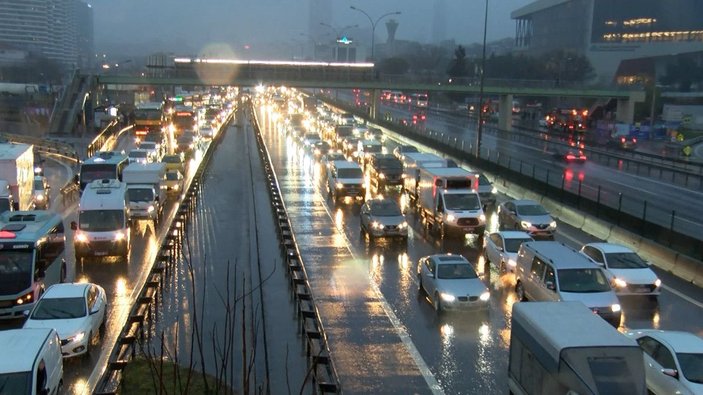Fotoğraf Ek//İstanbul'da kar başladı; trafik yüzde 90'a ulaştı -9