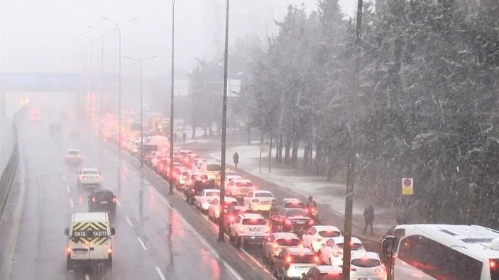 Fotoğraf Ek//İstanbul'da kar başladı; trafik yüzde 90'a ulaştı -4