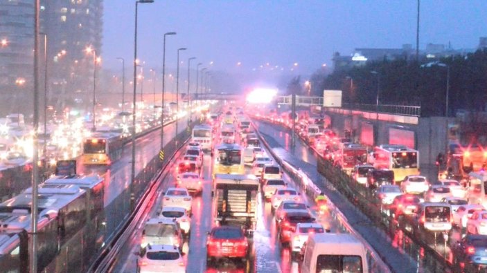 İstanbul'da kar başladı; trafik yüzde 90'a ulaştı (2) -3
