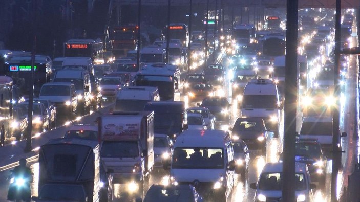 İstanbul'da kar başladı; trafik yüzde 90'a ulaştı (2) -2